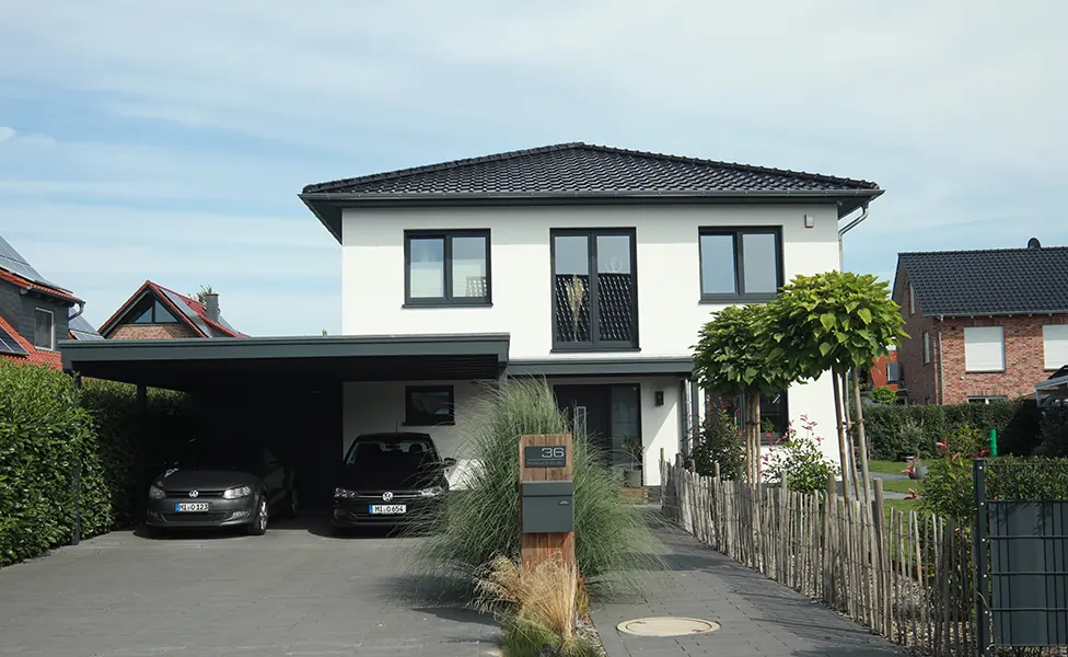 Doppelhaus mit Carports und Vorgärten