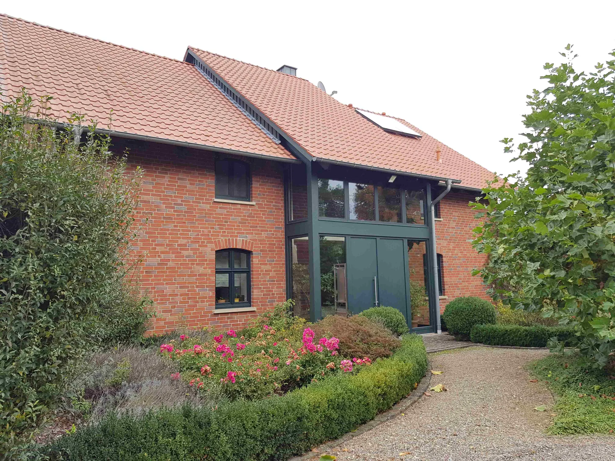 Massives Einfamilienhaus mit Klinkerfassade und Garten