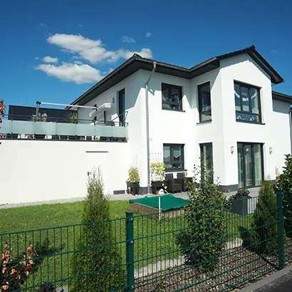 Weißes Einfamilienhaus mit Dachterrasse