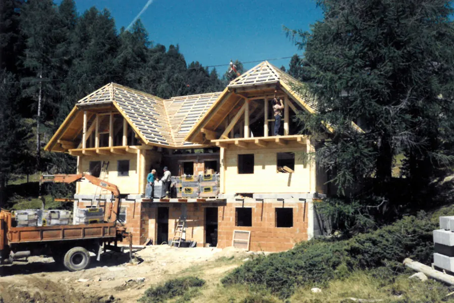 Historische Aufnahme: DENKER-Rohbau mit Dachstuhl aus den Anfangsjahren