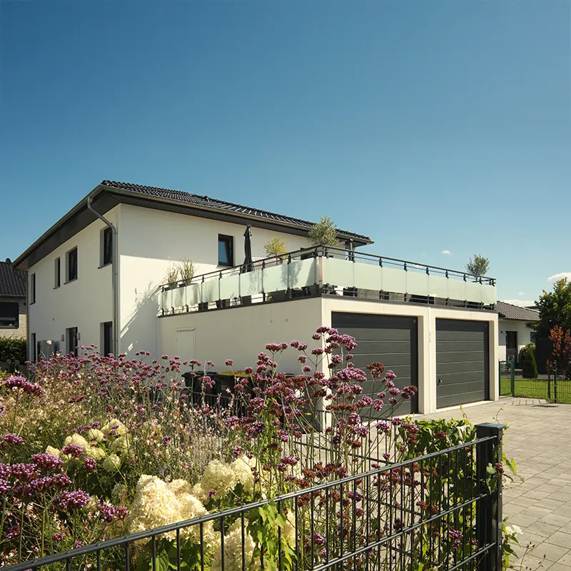 Mehrfamilienhaus mit blühendem Garten